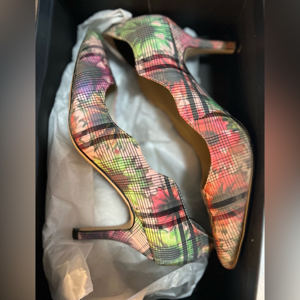 Tahari floral plaid heels size 6.5